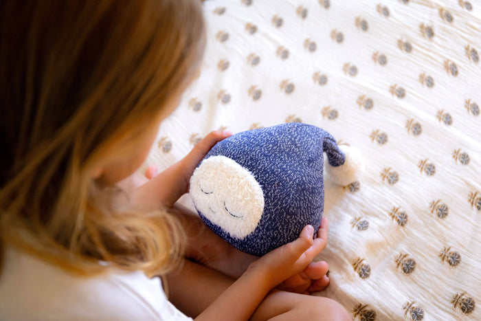 Peluche musicale pour bébé : le guide du sommeil serein